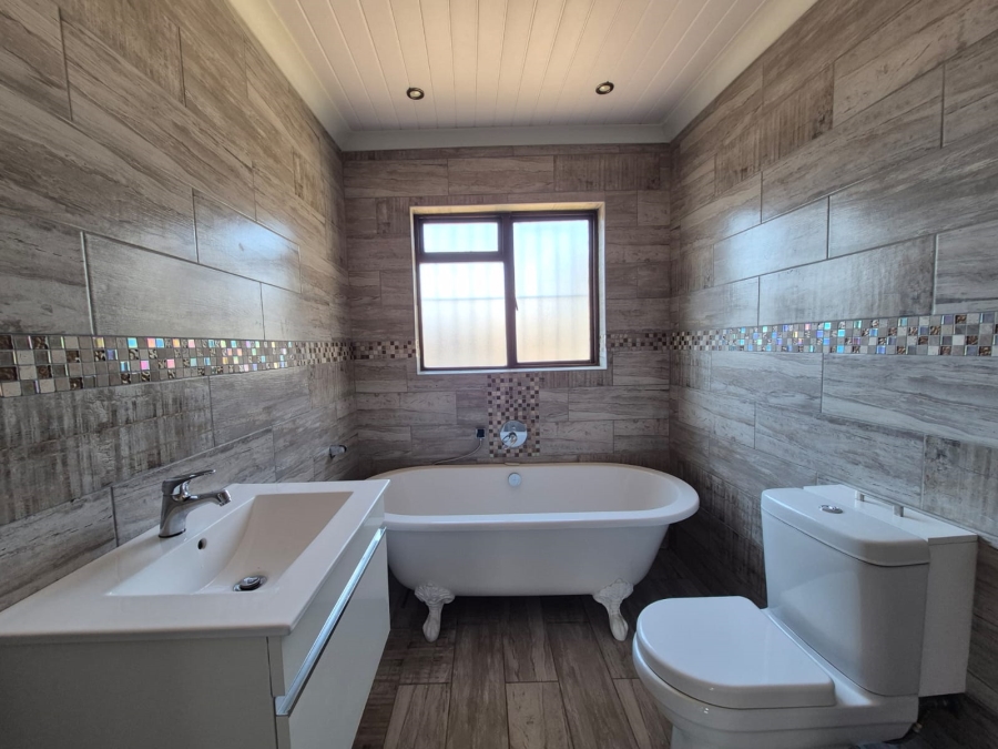 To Let 3 Bedroom Property for Rent in Somerset Park Western Cape